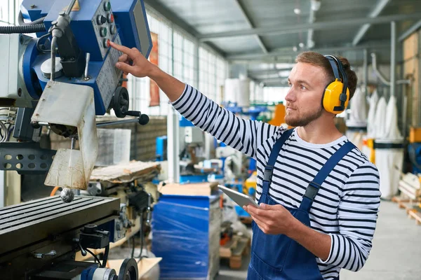 Side View Porträtt Ung Man Att Trycka Knapparna Kontrollpanelen Medan — Stockfoto