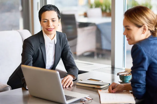 Coworkers Wearing Suits Gathered Together Cozy Cafe Brainstorming Joint Project — Stock Photo, Image