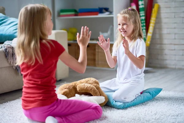 Portret Van Twee Schattige Zusjes Spelen Pat Cake Zittend Vloer — Stockfoto