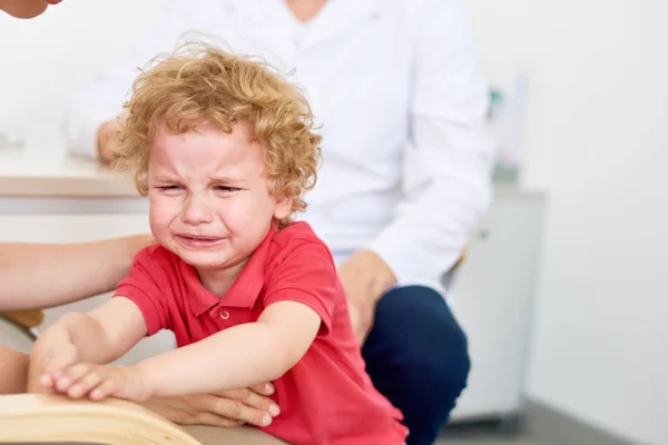 Retrato Pequeno Paciente Encaracolado Chorando Histericamente Consultório Pediatra Recusando Ser — Fotografia de Stock