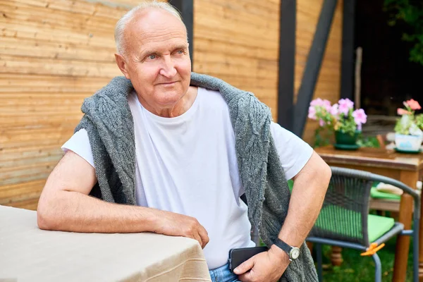 Retrato Homem Sênior Bonito Com Olhos Azuis Profundos Olhando Para — Fotografia de Stock