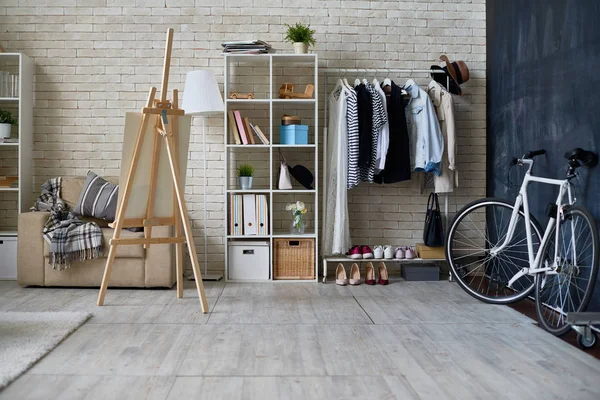 Hintergrundbild Einer Leeren Studiowohnung Mit Fahrrad Neben Tafelwand Und Staffelei — Stockfoto