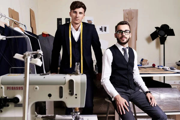 Retrato Dos Hermosos Sastres Posando Estudio Tradicional Detrás Máquinas Coser — Foto de Stock