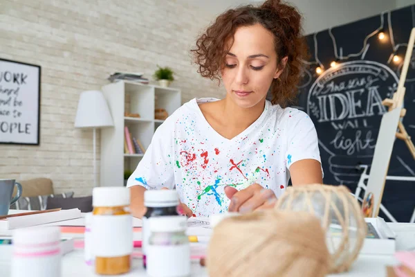 Portret Van Creatieve Jonge Vrouw Schilderij Foto Bureau Modern Appartement — Stockfoto