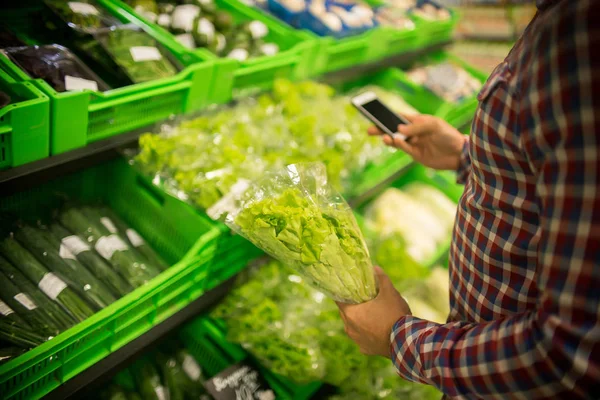 Vista Lateral Primer Plano Del Hombre Comprar Verduras Supermercado Celebración — Foto de Stock