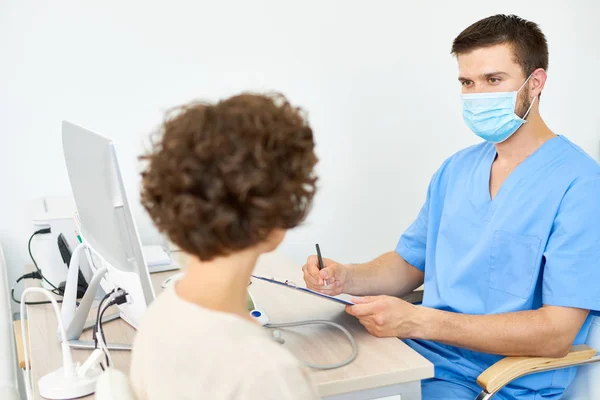 Retrato Una Joven Doctora Con Máscara Facial Hablando Con Una — Foto de Stock