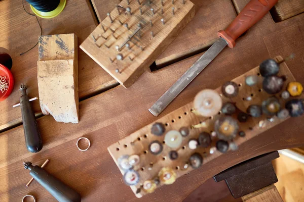 Boven Uitzicht Van Verschillende Dremel Gereedschap Hoofden Houten Tafel Juwelier — Stockfoto