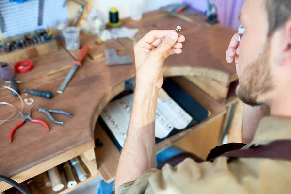 Portret Van Juwelier Kijken Naar Ring Vergrootglas Werkplaats — Stockfoto