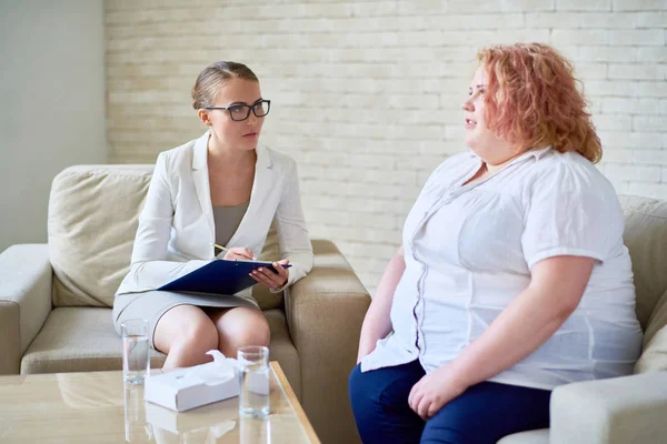 Retrato Jovem Obesa Abrindo Psiquiatra Feminino Durante Sessão Terapia Sobre — Fotografia de Stock