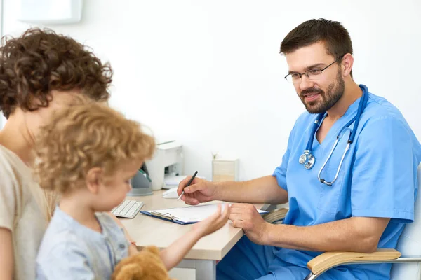 Retrato Médico Sorrindo Conversando Com Menino Consulta — Fotografia de Stock