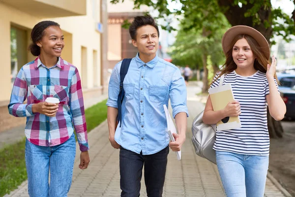 Retrato Tres Estudiantes Felices Caminando Clase Aire Libre Sosteniendo Libros — Foto de Stock