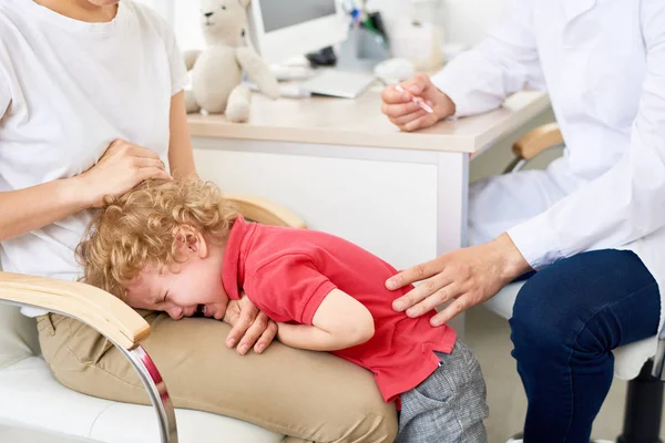 Portrait Little Boy Throwing Hysterical Tantrum Doctors Office Refusing Vaccinated — Stock Photo, Image