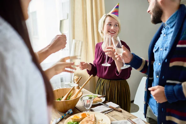 Grupo Jovens Felizes Usando Bonés Férias Comemorando Aniversário Com Amigos — Fotografia de Stock