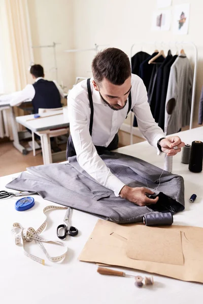 Interieur Van Drukke Naai Atelier Geconcentreerde Jonge Maat Maat Gemaakte — Stockfoto