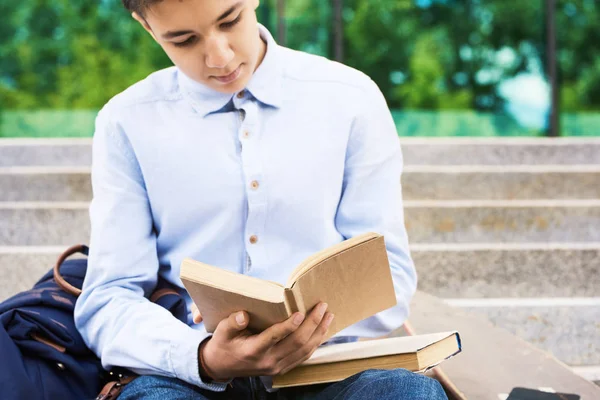 Porträt Eines Smarten Teenagers Der Bücher Zum Lernen Freien Auf — Stockfoto
