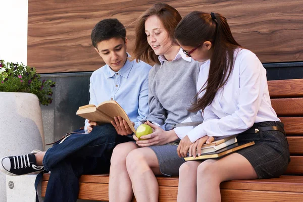 Grupo Amigos Adolescentes Sentados Juntos Banco Del Parque Leyendo Interesante — Foto de Stock