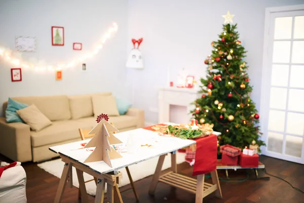 Vorbereitungen Für Die Weihnachtsfeier Gemütliches Wohnzimmer Mit Festlichem Weihnachtsbaum Schreibtisch — Stockfoto