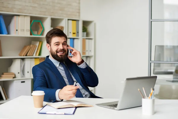 Ritratto Uomo Affari Barbuto Successo Che Parla Telefono Guardando Macchina — Foto Stock