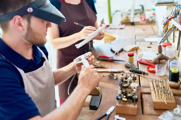 Porträtt Ung Man Och Kvinna Workshop Studio — Stockfoto