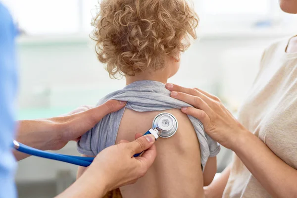 Unbekannter Kinderarzt Untersucht Lockige Kleine Patientin Mit Hilfe Von Stethoskop — Stockfoto