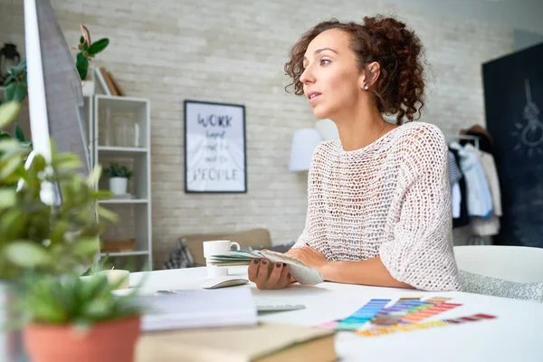 Kant Weergave Portret Van Jonge Vrouw Computerscherm Terwijl Het Werken — Stockfoto