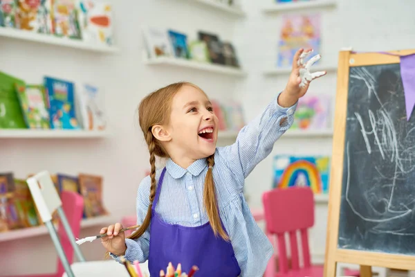 Portret Van Schattig Meisje Genieten Van Kunst Ambacht Les Ontwikkeling — Stockfoto