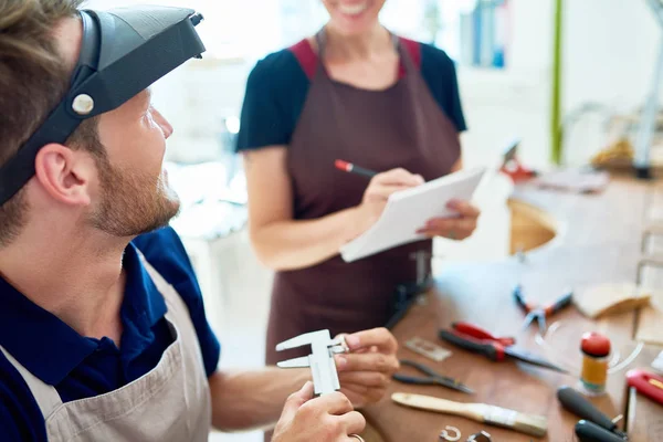 Porträtt Ung Man Och Kvinna Pyssel Handgjorda Varor Verkstad — Stockfoto