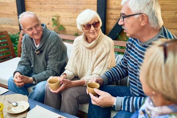 Grupo Idosos Alegres Desfrutando Tempo Juntos Bebendo Chá Café Livre — Fotografia de Stock