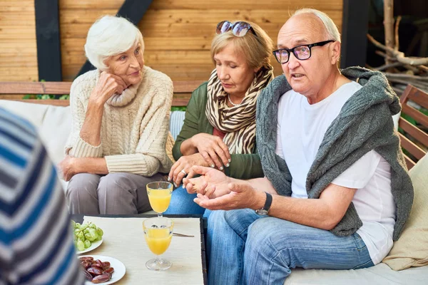 Пожилые Друзья Весело Общаются Друг Другом Кафе Открытом Воздухе Стаканы — стоковое фото