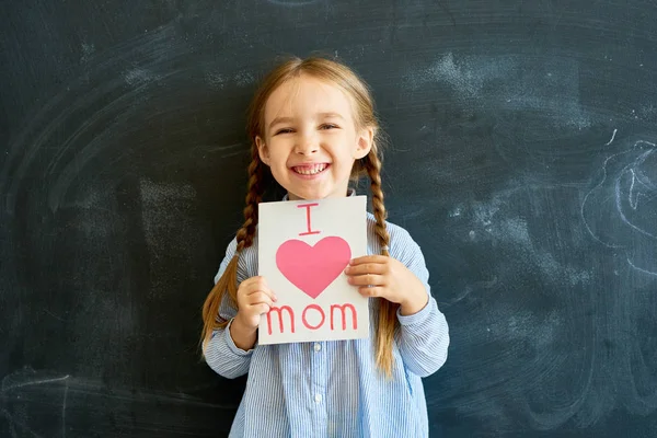 Portret Szczęśliwy Dziewczynka Gospodarstwa Ręcznie Kartkę Życzeniami Dzień Matki Pozowanie — Zdjęcie stockowe