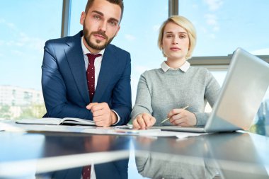Yetenekli genç iç mimar geniş ofis panoramik pencerelere, grup portresi ile verimli proje tartışma yaparken fotoğraf için poz