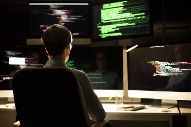 Çalışan işlemi loş Office: beyaz gömlek giymiş kadın programcı masada, dikiz otururken kodlama yukarı wrapped