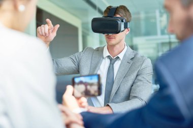 Genç girişimci başlangıç proje geniş toplantı odası, meslektaşları ile tartışırken yaparken Vr kulaklık kullanarak boncuklu