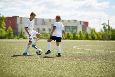 Açık genç takım uygulamaları alanında sırasında futbol oynayan iki genç erkek portresi