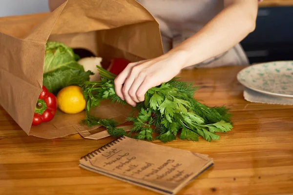 Kadın Kağıt Çanta Bakkaliye Üzerinde Mutfak Tezgahı Lezzetli Yemek Pişirmeye — Stok fotoğraf