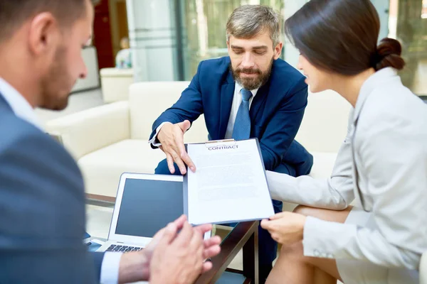 Socios Comerciales Confianza Reunieron Sala Juntas Discutieron Detalles Cooperación Mutuamente — Foto de Stock