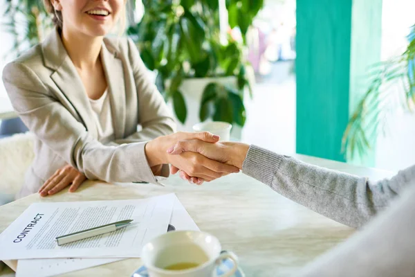 Primo Piano Donna Affari Felice Irriconoscibile Che Stringe Mano Partner — Foto Stock