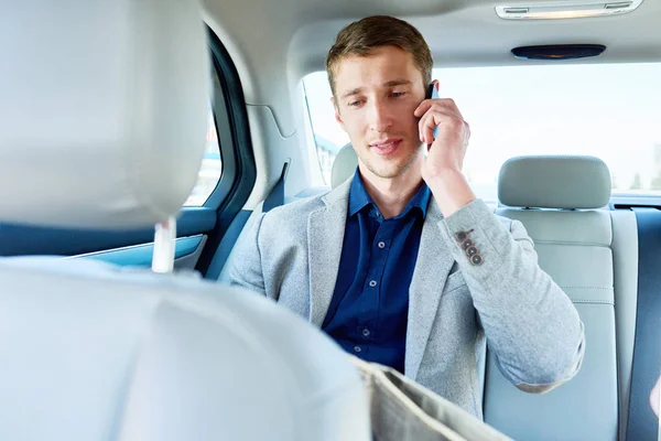 Retrato Sucesso Jovem Empresário Falando Por Telefone Sentado Banco Trás — Fotografia de Stock