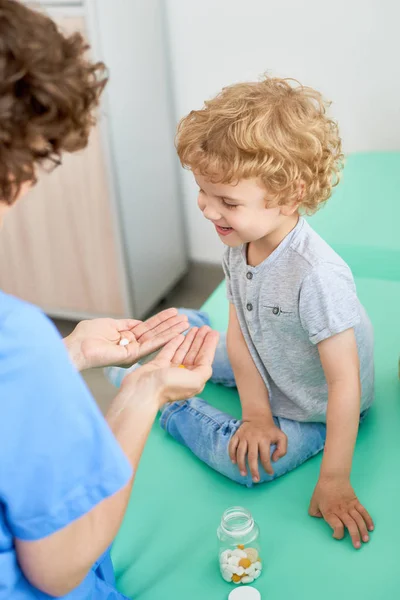 Powrotem Portretu Młodej Pielęgniarki Dając Pigułki Witamin Adorable Little Boy — Zdjęcie stockowe