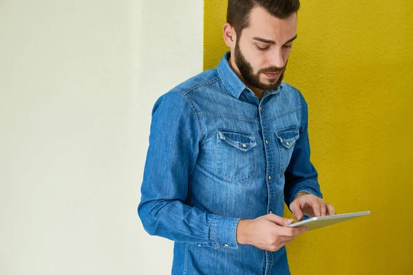 Giovane Uomo Affari Barbuto Che Indossa Camicia Jeans Utilizzando Tablet — Foto Stock