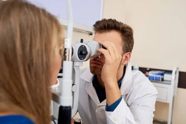 Jonge vrouw krijgen oogtest bij Optometristen — Stockfoto