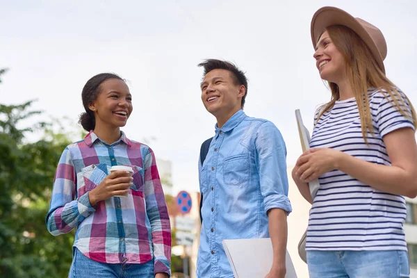 Portret Van Drie Gelukkig Middelbare Scholieren Chatten Buiten Bedrijf Boeken — Stockfoto