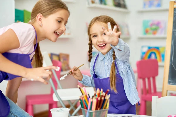 Портрет Двох Маленьких Дівчат Які Насолоджуються Уроком Мистецтва Ремесел Школі — стокове фото