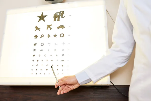 Κοντινό Πλάνο Οφθαλμίατρο Χέρι Δείχνοντας Γράφημα Μάτι Για Παιδιά Εικόνες — Φωτογραφία Αρχείου