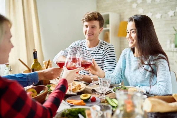 Grupp Porträtt Vänner Njuter Middag Tillsammans Sitter Stora Bordet Med — Stockfoto