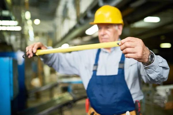 Porträtt Äldre Man Dragits Rulle Tejp Medan Arbetar Moderna Fabrik — Stockfoto