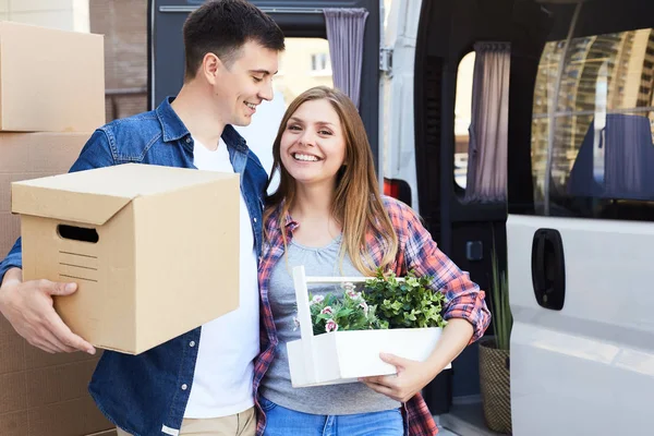 Retrato Feliz Pareja Joven Abrazando Sonriendo Cámara Sosteniendo Cajas Cartón — Foto de Stock