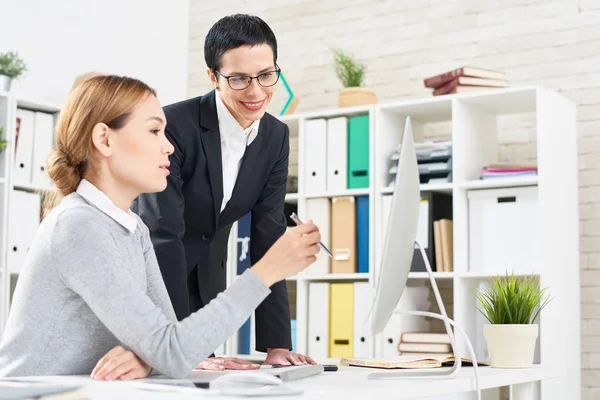 Profilbild Einer Attraktiven Managerin Die Schreibtisch Sitzt Und Ihrem Vorgesetzten — Stockfoto