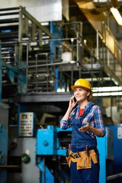 Porträtt Ung Kvinna Som Arbetar Moderna Fabriken Tala Telefon Mellan — Stockfoto