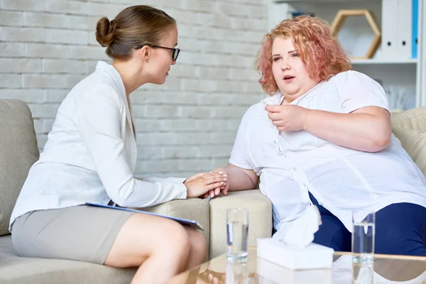 Retrato Mulher Obesa Chorando Abrindo Psiquiatra Feminino Durante Sessão Terapia — Fotografia de Stock